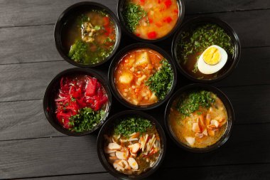 Eko plastik konteynırda iş yemeği hazır. Üst manzara. Ofis beslenme çantalarında yemek hazır. Yemek götürüyor. Yemek servisi, kahvaltı..