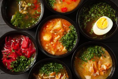 Eko plastik konteynırda iş yemeği hazır. Üst manzara. Ofis beslenme çantalarında yemek hazır. Yemek götürüyor. Yemek servisi, kahvaltı..