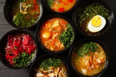 Eko plastik konteynırda iş yemeği hazır. Üst manzara. Ofis beslenme çantalarında yemek hazır. Yemek götürüyor. Yemek servisi, kahvaltı..