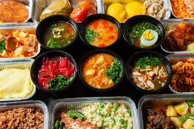 Eko plastik konteynırda iş yemeği hazır. Üst manzara. Ofis beslenme çantalarında yemek hazır. Yemek götürüyor. Yemek servisi, kahvaltı..