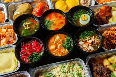 Eko plastik konteynırda iş yemeği hazır. Üst manzara. Ofis beslenme çantalarında yemek hazır. Yemek götürüyor. Yemek servisi, kahvaltı..