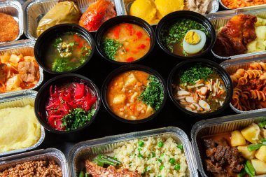 Eko plastik konteynırda iş yemeği hazır. Üst manzara. Ofis beslenme çantalarında yemek hazır. Yemek götürüyor. Yemek servisi, kahvaltı..