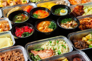 Eko plastik konteynırda iş yemeği hazır. Üst manzara. Ofis beslenme çantalarında yemek hazır. Yemek götürüyor. Yemek servisi, kahvaltı..