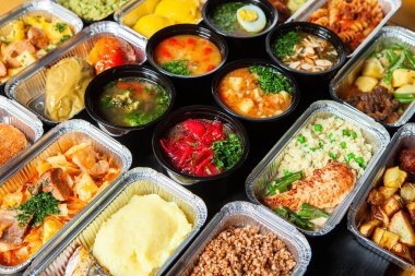 Eko plastik konteynırda iş yemeği hazır. Üst manzara. Ofis beslenme çantalarında yemek hazır. Yemek götürüyor. Yemek servisi, kahvaltı..