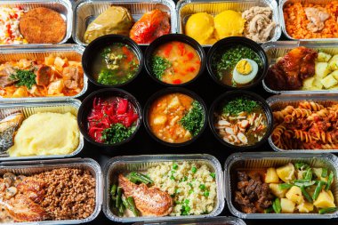 Eko plastik konteynırda iş yemeği hazır. Üst manzara. Ofis beslenme çantalarında yemek hazır. Yemek götürüyor. Yemek servisi, kahvaltı..