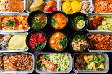 Eko plastik konteynırda iş yemeği hazır. Üst manzara. Ofis beslenme çantalarında yemek hazır. Yemek götürüyor. Yemek servisi, kahvaltı..