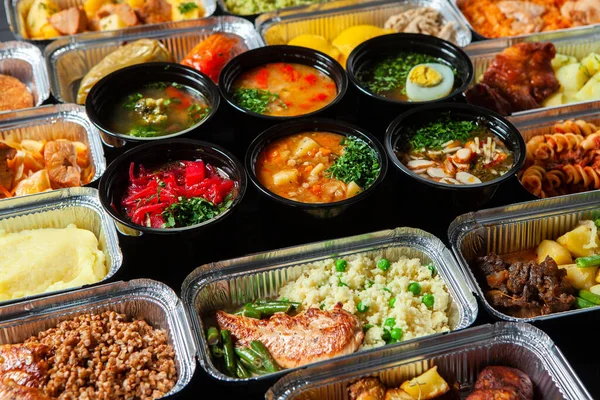 Eko plastik konteynırda iş yemeği hazır. Üst manzara. Ofis beslenme çantalarında yemek hazır. Yemek götürüyor. Yemek servisi, kahvaltı..