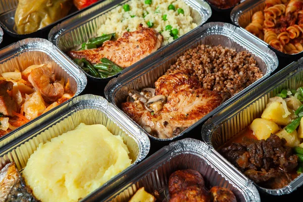 Eko plastik konteynırda iş yemeği hazır. Üst manzara. Ofis beslenme çantalarında yemek hazır. Yemek götürüyor. Yemek servisi, kahvaltı..