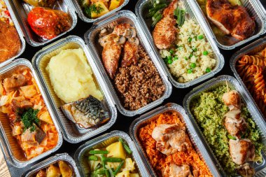 Eko plastik konteynırda iş yemeği hazır. Üst manzara. Ofis beslenme çantalarında yemek hazır. Yemek götürüyor. Yemek servisi, kahvaltı..