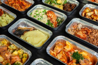 Eko plastik konteynırda iş yemeği hazır. Üst manzara. Ofis beslenme çantalarında yemek hazır. Yemek götürüyor. Yemek servisi, kahvaltı..