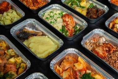 Eko plastik konteynırda iş yemeği hazır. Üst manzara. Ofis beslenme çantalarında yemek hazır. Yemek götürüyor. Yemek servisi, kahvaltı..