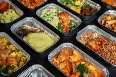 Eko plastik konteynırda iş yemeği hazır. Üst manzara. Ofis beslenme çantalarında yemek hazır. Yemek götürüyor. Yemek servisi, kahvaltı..