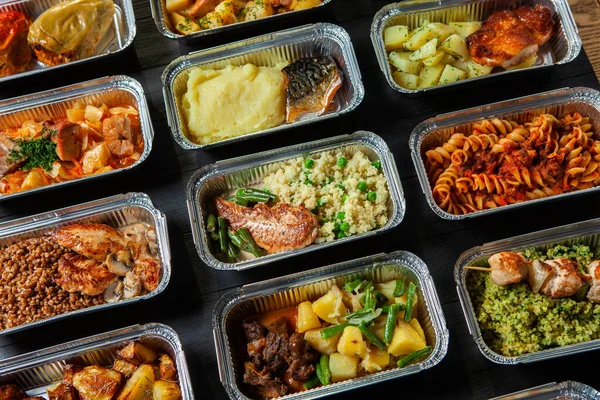 Eko plastik konteynırda iş yemeği hazır. Üst manzara. Ofis beslenme çantalarında yemek hazır. Yemek götürüyor. Yemek servisi, kahvaltı..