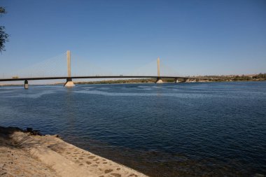 Afrika 'nın en uzun nehri. Mısır 'ın birincil su kaynağı. Temiz su nehri manzarası.