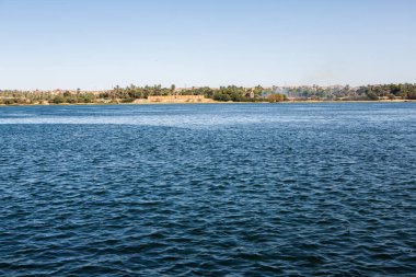 Afrika 'nın en uzun nehri. Mısır 'ın birincil su kaynağı. Temiz su nehri manzarası.