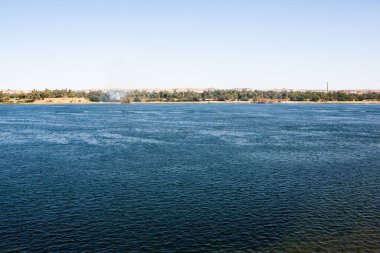 Afrika 'nın en uzun nehri. Mısır 'ın birincil su kaynağı. Temiz su nehri manzarası.