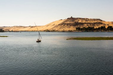 Afrika 'nın en uzun nehri. Mısır 'ın birincil su kaynağı. Temiz su nehri manzarası.