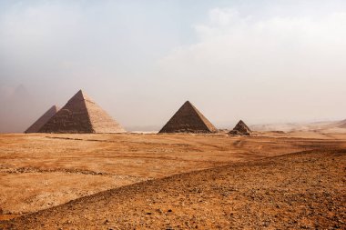 Ünlü Mısır Giza Piramitleri. Mısır 'da manzara. Çölde piramit. Afrika. Dünyanın Mucizesi