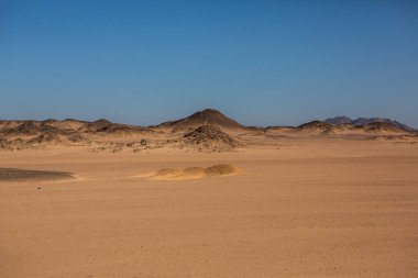 Mısır 'ın Sahara Çölü' nde yol. Özgürlük kavramı, yolculuğun tadını çıkarmak. Boş yol. Otoyol, Çölün ortasındaki otoban