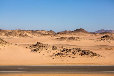 Mısır 'ın Sahara Çölü' nde yol. Özgürlük kavramı, yolculuğun tadını çıkarmak. Boş yol. Otoyol, Çölün ortasındaki otoban