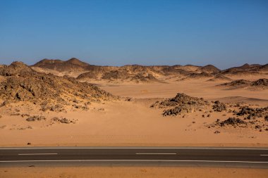 Mısır 'ın Sahara Çölü' nde yol. Özgürlük kavramı, yolculuğun tadını çıkarmak. Boş yol. Otoyol, Çölün ortasındaki otoban