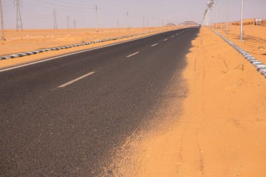 Mısır 'ın Sahara Çölü' nde yol. Özgürlük kavramı, yolculuğun tadını çıkarmak. Boş yol. Otoyol, Çölün ortasındaki otoban