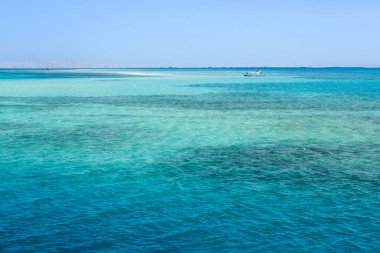 Mısır 'daki Temiz ve Açık Kızıldeniz manzarası. Mavi suyun arkaplanı.