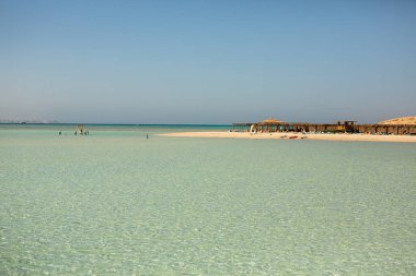 Mısır 'daki Temiz ve Açık Kızıldeniz manzarası. Mavi suyun arkaplanı.