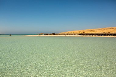 Mısır 'daki Temiz ve Açık Kızıldeniz manzarası. Mavi suyun arkaplanı.