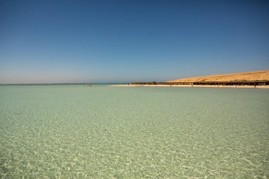 Mısır 'daki Temiz ve Açık Kızıldeniz manzarası. Mavi suyun arkaplanı.