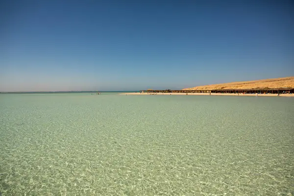 Mısır 'daki Temiz ve Açık Kızıldeniz manzarası. Mavi suyun arkaplanı.
