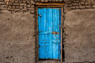 Mısır 'da bir Nubian evinin renkli dış duvarı. Tipik Afrika köyü evleri. Ortaçağ sokağı.