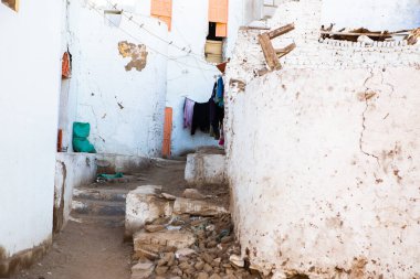 Mısır 'da bir Nubian evinin renkli dış duvarı. Tipik Afrika köyü evleri. Ortaçağ sokağı.