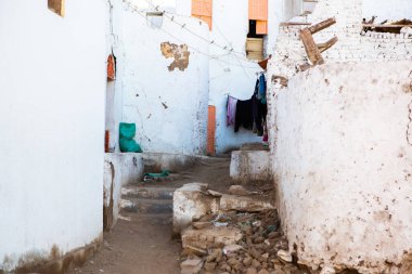 Mısır 'da bir Nubian evinin renkli dış duvarı. Tipik Afrika köyü evleri. Ortaçağ sokağı.