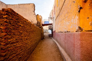 Mısır 'da bir Nubian evinin renkli dış duvarı. Tipik Afrika köyü evleri. Ortaçağ sokağı.