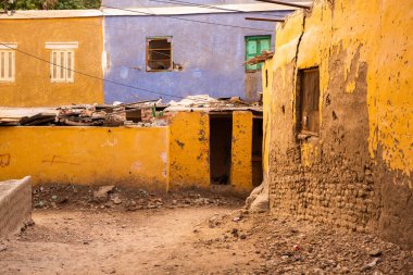 Mısır 'da bir Nubian evinin renkli dış duvarı. Tipik Afrika köyü evleri. Ortaçağ sokağı.
