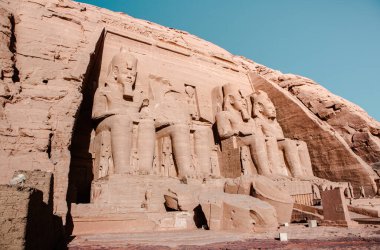 Mısır 'daki Abu Simbel tapınağı. Ramses II 'nin Büyük Tapınağı' nın Heykeli. Afrika.