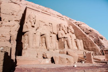 Mısır 'daki Abu Simbel tapınağı. Ramses II 'nin Büyük Tapınağı' nın Heykeli. Afrika.