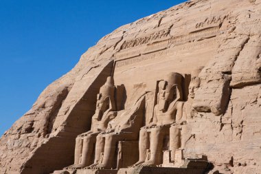 Mısır 'daki Abu Simbel tapınağı. Ramses II 'nin Büyük Tapınağı' nın Heykeli. Afrika.