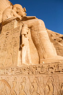 Mısır 'daki Abu Simbel tapınağı. Ramses II 'nin Büyük Tapınağı' nın Heykeli. Afrika.
