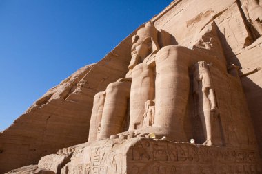 Mısır 'daki Abu Simbel tapınağı. Ramses II 'nin Büyük Tapınağı' nın Heykeli. Afrika.