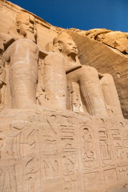 Mısır 'daki Abu Simbel tapınağı. Ramses II 'nin Büyük Tapınağı' nın Heykeli. Afrika.