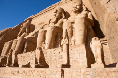 Mısır 'daki Abu Simbel tapınağı. Ramses II 'nin Büyük Tapınağı' nın Heykeli. Afrika.
