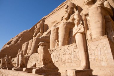 Mısır 'daki Abu Simbel tapınağı. Ramses II 'nin Büyük Tapınağı' nın Heykeli. Afrika.