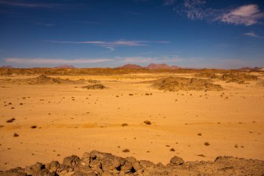 Mısır 'daki güzel kum tepecikleri manzarası. Sahra Çölü. Turuncu kum dalgasının arka planı. Afrika Çölü