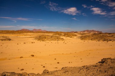 Mısır 'daki güzel kum tepecikleri manzarası. Sahra Çölü. Turuncu kum dalgasının arka planı. Afrika Çölü