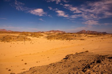 Mısır 'daki güzel kum tepecikleri manzarası. Sahra Çölü. Turuncu kum dalgasının arka planı. Afrika Çölü