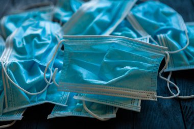 Mavi cerrahi koruyucu maskeler kullanmış. Koronavirüs salgını sırasında cerrahi maskeler tarafından kirlilik. Covid-19 plastik atık ve çöp, tek kullanımlık maskeler.