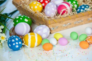 El boyası pastel renkli Paskalya yumurtaları. Mutlu Paskalya tebrik kartları ya da davetiyeler.
