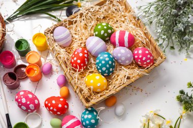 El boyası pastel renkli Paskalya yumurtaları. Mutlu Paskalya tebrik kartları ya da davetiyeler.